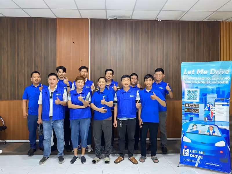 Tài xế LMD hỗ trợ khách hàng di chuyển an toàn