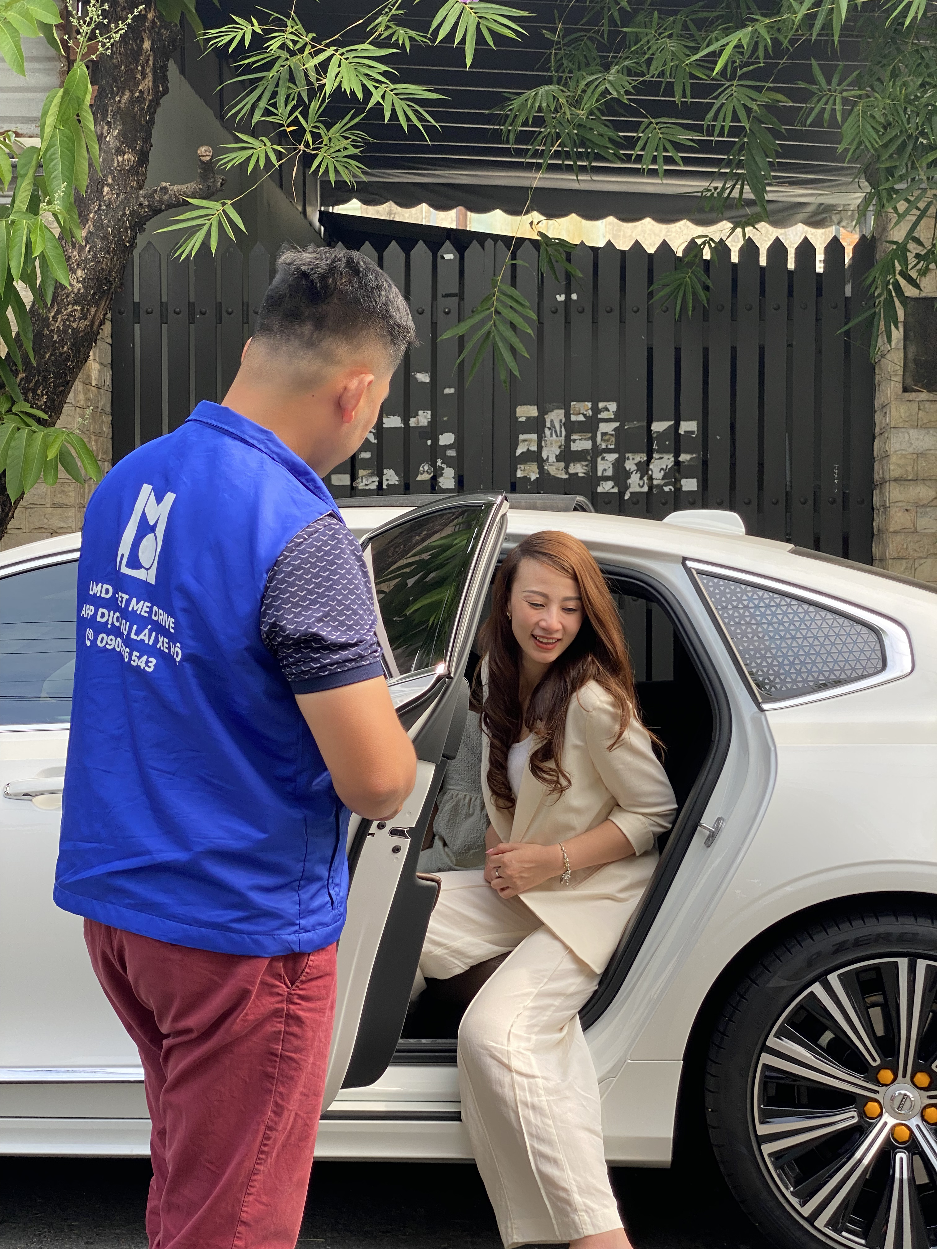 Tài xế LMD hỗ trợ khách hàng lên xe doanh nghiệp